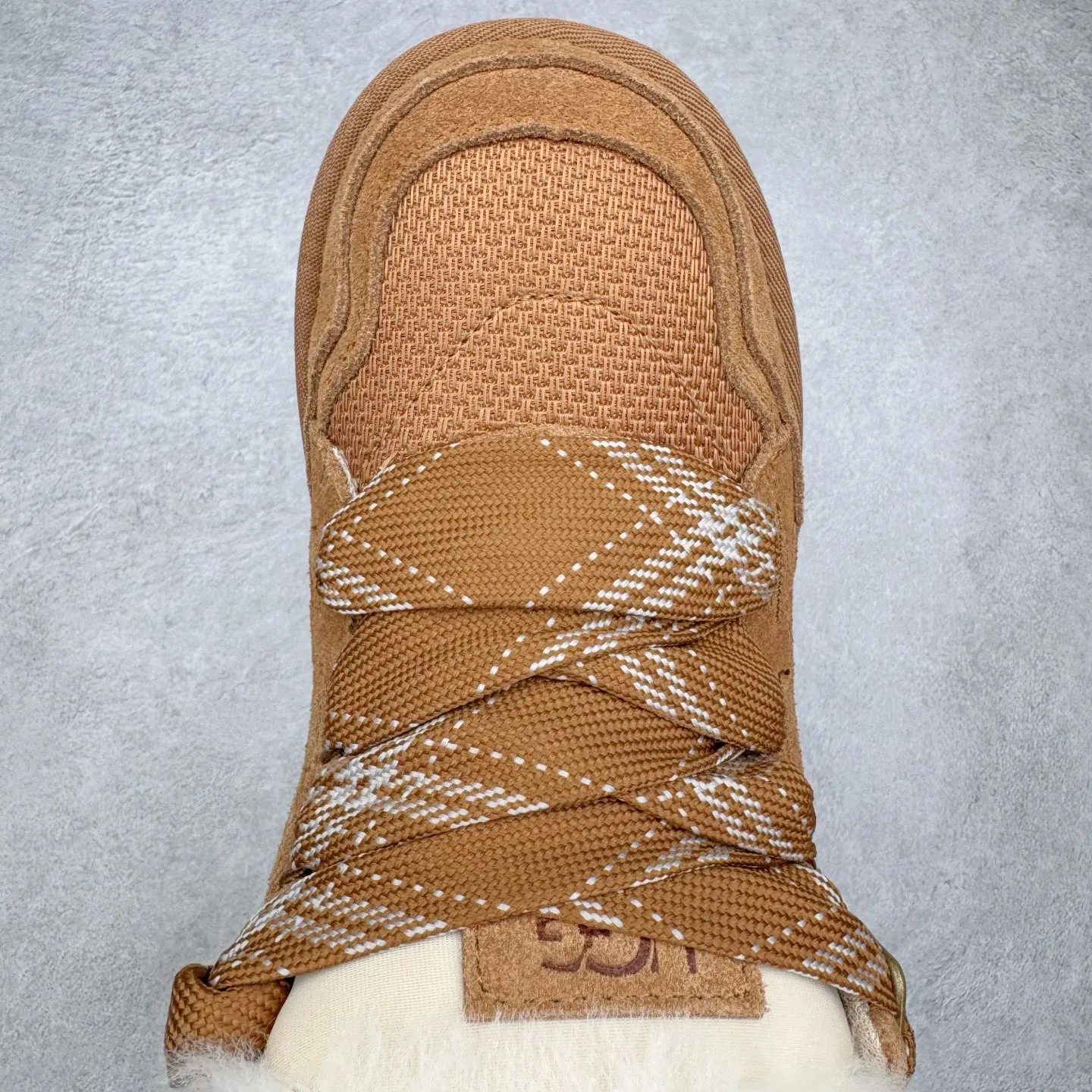 Pick up locally 💰600 UGG 4032 Meyer autumn and winter sheepskin and fur integrated snow boots. All shoes are made from the same factory as ZP. Longfeng A-grade Australian imported sheepskin and fur integrated men's and women's boots. Brand OEM production line. Fully follow the ZP process. OEM original pattern maker. Adhering to the principle of no original shoes and no development selection. Pay attention to every detail. The most authentic version on the market TREADLITE "Light Wing" technology outsole. Lightweight/durable/flexible/pile size: 35 36 37 38 39 40 41 42 43 44 45 Coding: by3936010